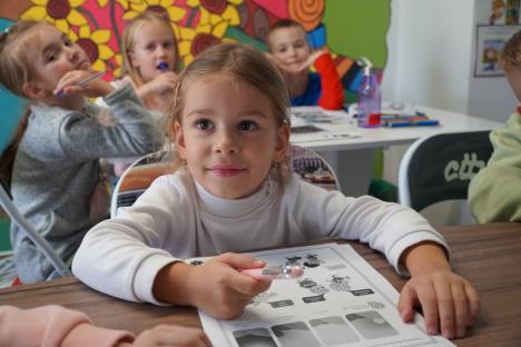 Greu de integrat: Copiii ucraineni refugiați în Bihor preferă să învețe online „acasă” decât să fie elevi „audienți” în școlile românești (FOTO)