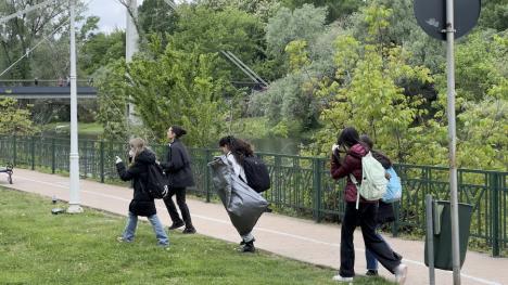 Pentru Oradea curată: Elevi de la patru colegii din oraș au adunat gunoaiele din centru (FOTO)