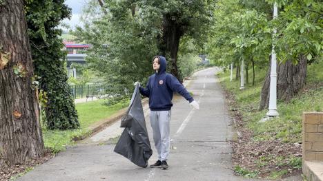 Pentru Oradea curată: Elevi de la patru colegii din oraș au adunat gunoaiele din centru (FOTO)