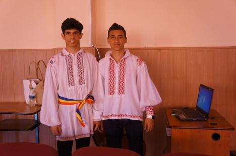 'Costumul popular este un templu la purtător': Elevii orădeni au marcat sărbătoarea iei româneşti (FOTO)