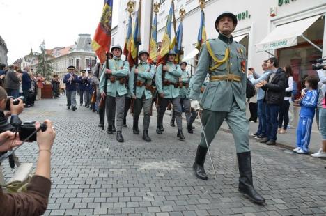 Ce n-a mai văzut Oradea: uniforme militare de epocă, româneşti şi prusace, au defilat pe Corso, acoperite cu flori de liliac (FOTO)