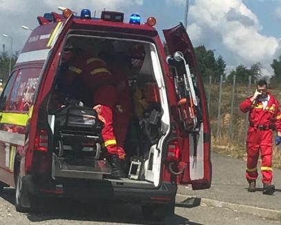 Un tânăr motociclist s-a izbit de un parapet în Şinteu şi a fost grav rănit. A fost preluat de elicopterul SMURD (FOTO)