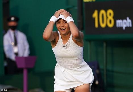 Cine este Emma Răducanu? La 18 ani, face senzaţie la Wimbledon şi este lăudată în Marea Britanie (FOTO)