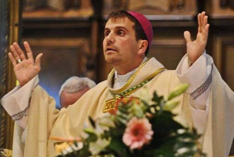 Un episcop a demisionat pentru că s-a îndrăgostit de o scriitoare de ficțiuni erotice