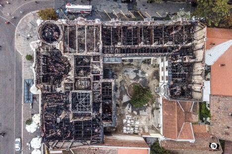 Episcopia Greco Catolică Oradea explică pierderile suferite în urma incendiului devastator. Numai acoperişul a costat peste 200.000 euro! (FOTO / VIDEO)