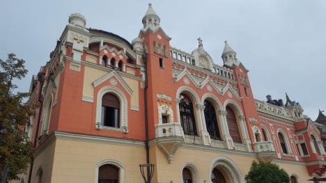 Criminaliştii au descins la Episcopia Greco Catolică din Oradea pentru a investiga cauzele incendiului. Prefectul de Bihor: Nu am ce să le reproşez pompierilor (FOTO / VIDEO)