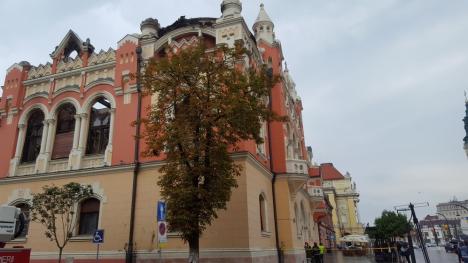 Criminaliştii au descins la Episcopia Greco Catolică din Oradea pentru a investiga cauzele incendiului. Prefectul de Bihor: Nu am ce să le reproşez pompierilor (FOTO / VIDEO)