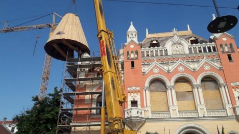 Turla Palatului Episcopal Greco-Catolic din Oradea a fost ridicată pe acoperiș. Declarațiile episcopului Virgil Bercea (FOTO / VIDEO)