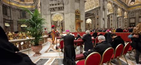 Episcopii orădeni Virgil Bercea și László Böcskei s-au recules la catafalcul Papei Benedict (FOTO)