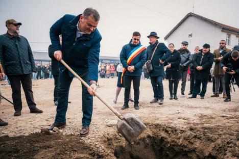 Eșarfa cu tricolorul românesc a primarului din Marghita, „cenzurată” de o televiziune maghiară. Reacția edilului (FOTO/VIDEO)