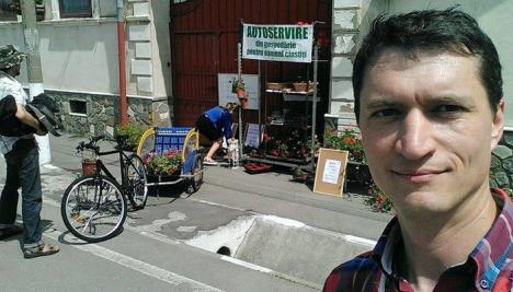 Autoservirea pentru oameni cinstiţi: Un fermier din Braşov îşi lasă marfa în stradă, să se vândă singură