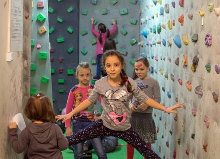 Invitaţie la căţărare: Clubul Sportiv Gecko din Oradea va cumpăra un perete mobil de escaladă pentru a-l purta prin şcoli