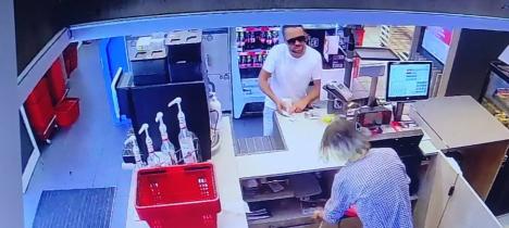 Îl cunoaşteţi? Casierul unui supermarket din Oradea a fost şmenuit de un bărbat (FOTO/VIDEO)
