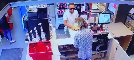Îl cunoaşteţi? Casierul unui supermarket din Oradea a fost şmenuit de un bărbat (FOTO/VIDEO)
