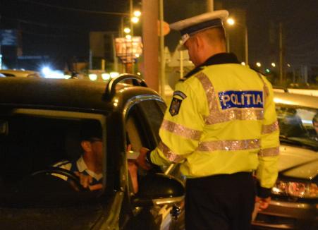 Nebunie pe şoselele din Bihor: Un bărbat băut şi fără permis la volan a turat motorul maşinii până a luat foc