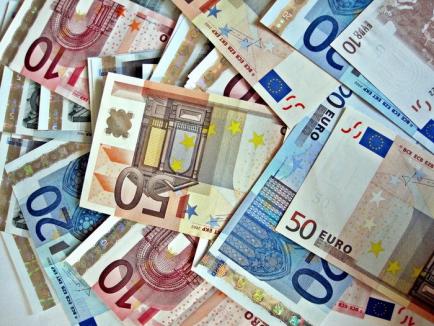 Cine dă şi cine stă: Doi ţigani care au furat 23.000 de euro de la un cămătar au fost la rândul lor prăduiţi