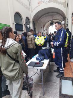 Trei căţeluşi salvaţi în misiuni de poliţişti şi-au găsit stăpâni în doar o oră, în centrul Oradiei (FOTO)