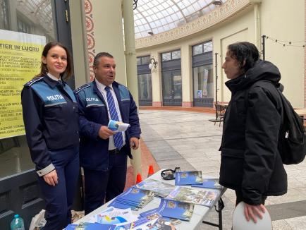 Trei căţeluşi salvaţi în misiuni de poliţişti şi-au găsit stăpâni în doar o oră, în centrul Oradiei (FOTO)