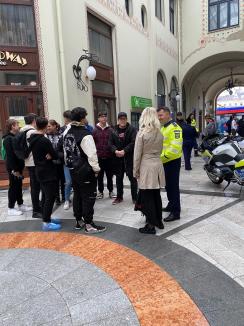 Trei căţeluşi salvaţi în misiuni de poliţişti şi-au găsit stăpâni în doar o oră, în centrul Oradiei (FOTO)