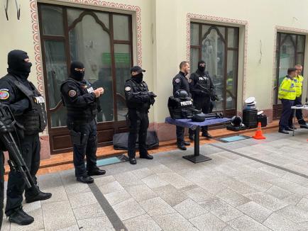 Trei căţeluşi salvaţi în misiuni de poliţişti şi-au găsit stăpâni în doar o oră, în centrul Oradiei (FOTO)