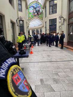 Trei căţeluşi salvaţi în misiuni de poliţişti şi-au găsit stăpâni în doar o oră, în centrul Oradiei (FOTO)