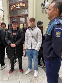 Trei căţeluşi salvaţi în misiuni de poliţişti şi-au găsit stăpâni în doar o oră, în centrul Oradiei (FOTO)