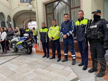 Trei căţeluşi salvaţi în misiuni de poliţişti şi-au găsit stăpâni în doar o oră, în centrul Oradiei (FOTO)