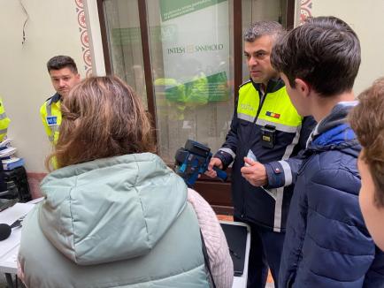 Trei căţeluşi salvaţi în misiuni de poliţişti şi-au găsit stăpâni în doar o oră, în centrul Oradiei (FOTO)