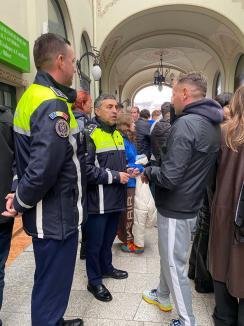 Trei căţeluşi salvaţi în misiuni de poliţişti şi-au găsit stăpâni în doar o oră, în centrul Oradiei (FOTO)