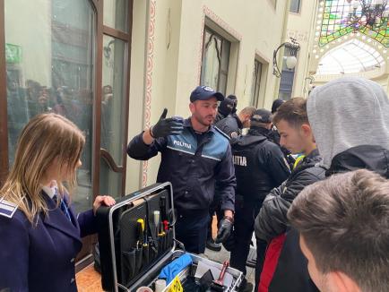 Trei căţeluşi salvaţi în misiuni de poliţişti şi-au găsit stăpâni în doar o oră, în centrul Oradiei (FOTO)