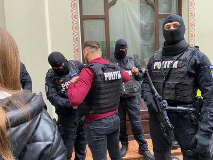 Trei căţeluşi salvaţi în misiuni de poliţişti şi-au găsit stăpâni în doar o oră, în centrul Oradiei (FOTO)