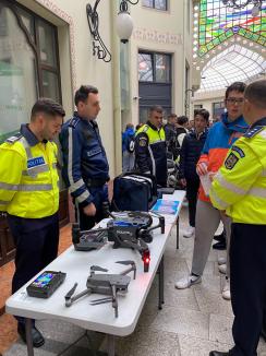 Trei căţeluşi salvaţi în misiuni de poliţişti şi-au găsit stăpâni în doar o oră, în centrul Oradiei (FOTO)