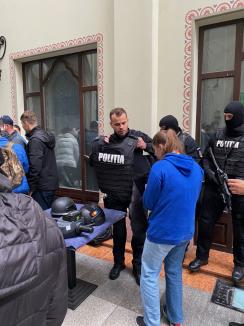 Trei căţeluşi salvaţi în misiuni de poliţişti şi-au găsit stăpâni în doar o oră, în centrul Oradiei (FOTO)