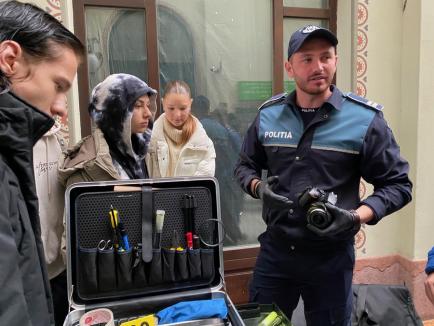 Trei căţeluşi salvaţi în misiuni de poliţişti şi-au găsit stăpâni în doar o oră, în centrul Oradiei (FOTO)