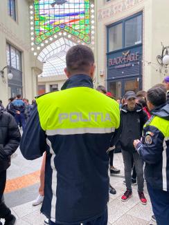 Trei căţeluşi salvaţi în misiuni de poliţişti şi-au găsit stăpâni în doar o oră, în centrul Oradiei (FOTO)