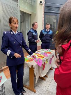 Trei căţeluşi salvaţi în misiuni de poliţişti şi-au găsit stăpâni în doar o oră, în centrul Oradiei (FOTO)