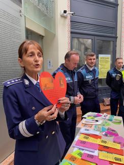 Trei căţeluşi salvaţi în misiuni de poliţişti şi-au găsit stăpâni în doar o oră, în centrul Oradiei (FOTO)