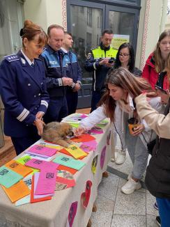 Trei căţeluşi salvaţi în misiuni de poliţişti şi-au găsit stăpâni în doar o oră, în centrul Oradiei (FOTO)