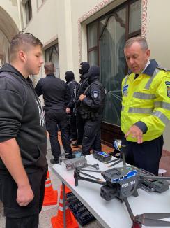 Trei căţeluşi salvaţi în misiuni de poliţişti şi-au găsit stăpâni în doar o oră, în centrul Oradiei (FOTO)