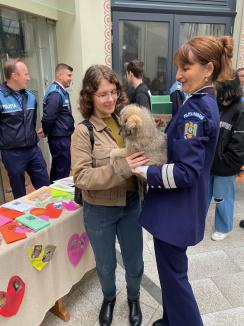 Trei căţeluşi salvaţi în misiuni de poliţişti şi-au găsit stăpâni în doar o oră, în centrul Oradiei (FOTO)