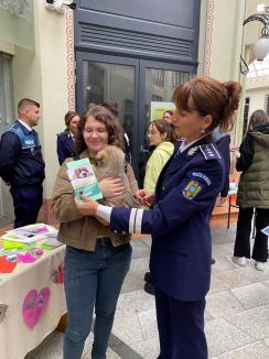 Trei căţeluşi salvaţi în misiuni de poliţişti şi-au găsit stăpâni în doar o oră, în centrul Oradiei (FOTO)