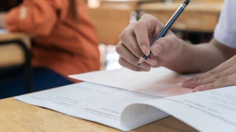 Doar jumătate dintre candidații pentru funcțiile de directori de școli din Bihor au promovat proba scrisă