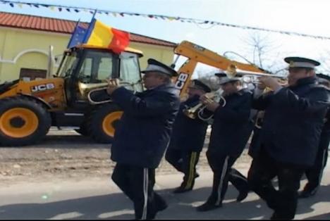 Se întâmplă în România: Un excavator întâmpinat cu fanfara, într-o comună din Galaţi