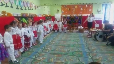Copiii români din Micherechi, în excursie în Bihor