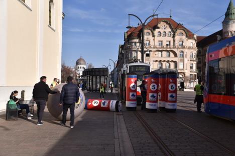 Pregătiri în Oradea pentru Campionatul European al vatmanilor. Piața Unirii, transformată în pistă de bowling (FOTO/VIDEO)