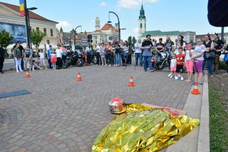 Exerciţiu de amploare în Piaţa Unirii din Oradea: Accident între o motocicletă şi o maşină, o persoană decedată şi răniţi încarceraţi (FOTO / VIDEO)