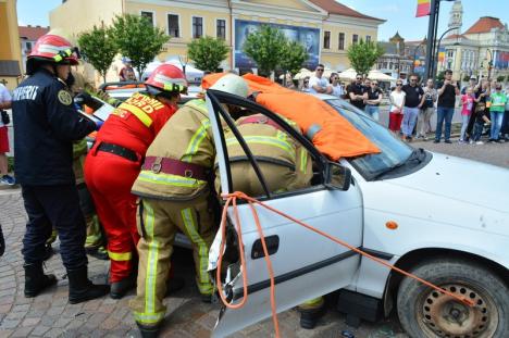Exerciţiu de amploare în Piaţa Unirii din Oradea: Accident între o motocicletă şi o maşină, o persoană decedată şi răniţi încarceraţi (FOTO / VIDEO)