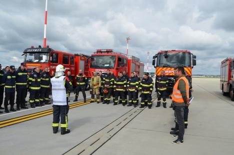 Exercițiu major la Aeroportul Oradea: Plan roșu de intervenție pentru un accident aviatic cu peste 70 de victime (FOTO / VIDEO)