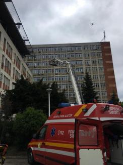 Exerciţii ISU: Un elicopter suspendat pe Spitalul Judeţean din Oradea şi un incendiu la Crişul au mobilizat pompierii (FOTO)