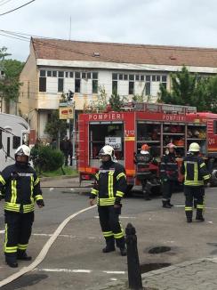 Exerciţii ISU: Un elicopter suspendat pe Spitalul Judeţean din Oradea şi un incendiu la Crişul au mobilizat pompierii (FOTO)